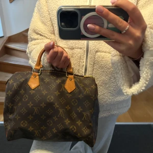 Louis Vuitton speedy 30 - Intressekoll på min Louis Vuitton speedy väska i storlek 30, köpt på en vintage butik i Paris, valois vintage som man kan se på dustbagen. Köpt för 7000 kr, en liten defekt som inte märks av på dragkedjan som man kan se på sista bilden. Har kvitto!