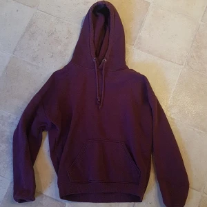 Mörklila hoodie från BikBok - Säljer en snygg mörklila hoodie från BikBok i storlek XS. Den är i bra skick och perfekt för höst och vinter. Hoodien har en klassisk design med känguruficka och justerbar huva. Supermysig och passar till allt! 💜