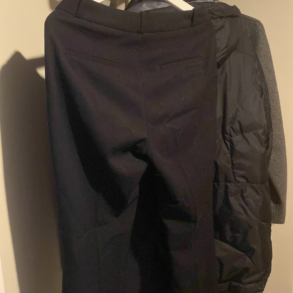 Svarta kostymbyxor från H&M - 90