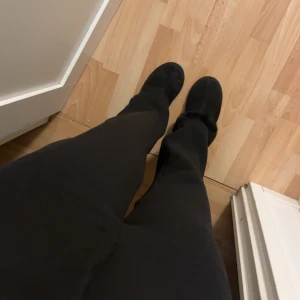 Svarta byxor - Säljer ett par svarta byxor i bra skick. De har en klassisk och stilren design, perfekt för både vardag och fest. Byxorna har en normal passform och är gjorda i ett bekvämt material. Perfekta för höst och vinter!