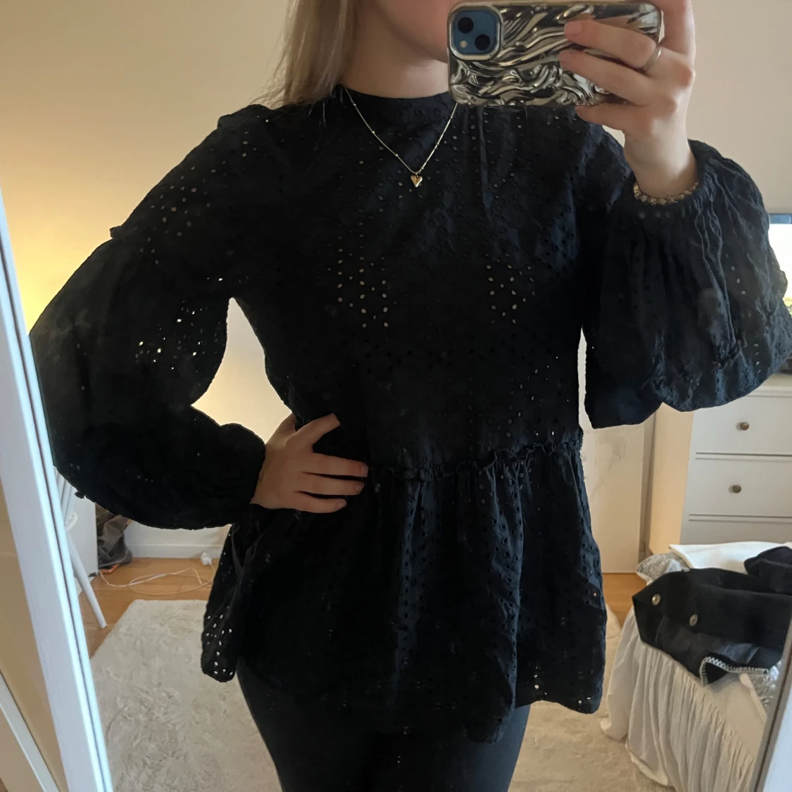 Svart blus med broderade detaljer - 91