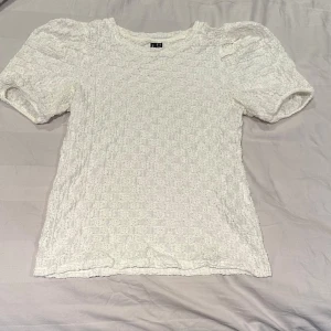 Vit blus - Säljer en vit blus med korta ärmar. Perfekt för vår och sommar! Har använt få tal gånger. 