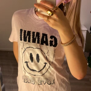 Rosa ganni tshirt med tryck - snyggaste Ganni T-shirten, köpt 2022. knappt använd, bra skick och lite oversized. stryker såklart innan frakt