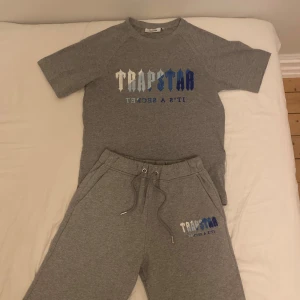Grå t-shirt från Trapstar - Säljer en grå t-shirt från Trapstar i storlek S. T-shirten är i bra skick och gjord av mjukt material. Om ni har några funderingar eller frågor så är det bara att skriva.😊