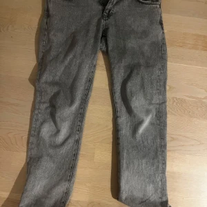 Grå jeansbyxor woodbird - Säljer ett par grå jeansbyxor i bra skick. De har en klassisk straight passform. Ny pris 1000kr🤩 men använda inte pga att ja inte passar riktigt i de. Använda ett par gånger. Perfekta för en avslappnad stil. Hör av er vid några frågor.😁