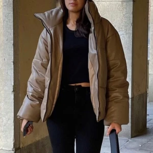 Beige pufferjacka från LXA - Säljer en snygg beige pufferjacka från LXA i storlek XS. Jackan har en dragkedja framtill och är perfekt för kyliga höst- och vinterdagar. Den är i mycket bra skick och har en modern, oversized passform. Perfekt för att hålla sig varm och stilren samtidigt!