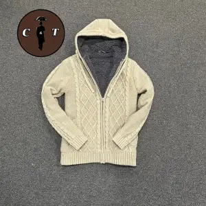 Fodrad Cardigan/Jacka | Skick 9/10 | Vårat pris endast 2399kr | Storlek M | Sjukt snygg och eftertraktad, perfekt för vintern! | Svarar gärna på era frågor och funderingar!