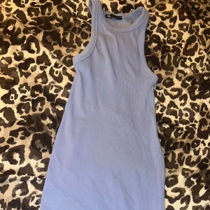 Ljusblå ribbad klänning från Zara - Säljer en superfin ljusblå ribbad klänning från Zara i storlek S. Perfekt för både vardag och fest med sin enkla men stilrena design. Klänningen är ärmlös och har en bekväm passform som smickrar figuren. Använd 1gång 