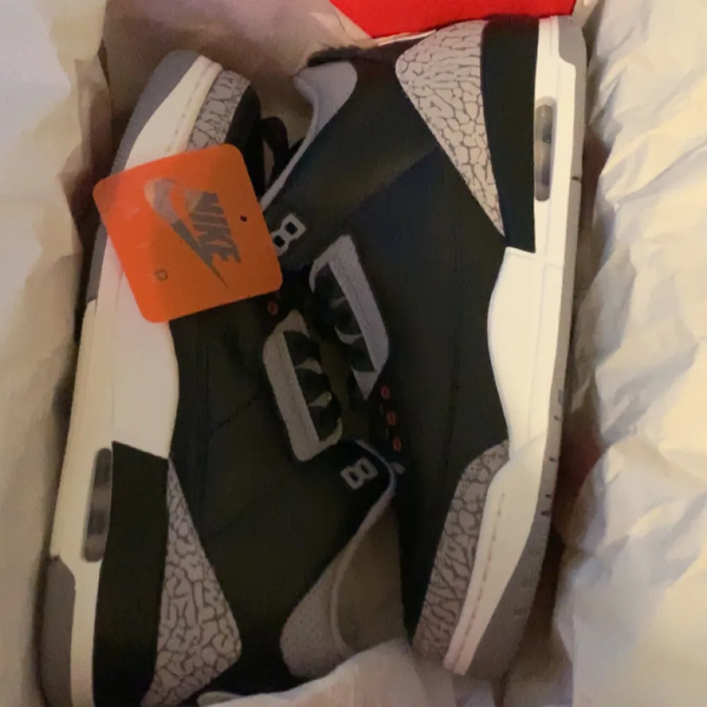 Säljer ett par skit feta Jordan 3 black cement i storlek 44. Kvitto och original box finns. Aldrig använda inte äns testade på foten.    PRIS KAN DISKUTERAS BID SANBB AFFÄR . Skor.