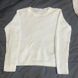 Vit stickad tröja - Säljer en superfin vit stickad tröja i mycket bra skick. Storlek M men skulle säga att den är mer som en XS/S än M. Nyskick utan prislapp❤️