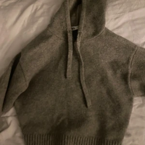 Grå hoodie zara - Mysig grå hoodie från zara i s. Bra skick 