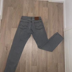 Levis  jeans 501 ’54 30/32 grå - Säljer ett par grå Levis 501 jeans i mycket bra skick. De har en klassisk straight passform och är tillverkade i slitstarkt denim. Perfekta för både vardag och fest. Passar bra till alla säsonger!