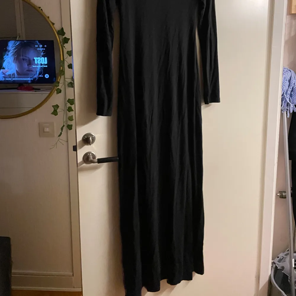 svart långklänning från Bikbok i strl xs, väldigt skön och bra material. använd 2 gånger, som ny. Mekot.