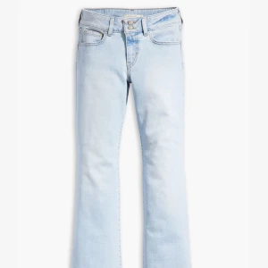 Ljusblå bootcut jeans - Säljer dessa super snygga bootcut Levis jeans i strl 25/34 då de inte kommer till användning. Använda kanske 2 gånger så superskick. De är slutsålda och nypris är 879 kr💕 