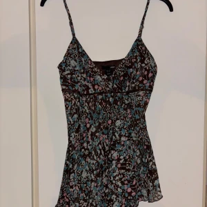 Mönstrad topp volanger genomskinlig - Så fin topp/linne med genomskinliga lager som volanger och justerbara band. Strl 40 men sitter även bra på mig som egentligen är xs/s!