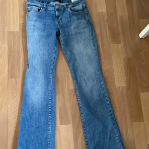  jeans från LTB Roxy - Säljer ett par snygga lågmidjade flared jeans från LTB i bra skick. Säljer då dem är för stora/långa för mig så dem är nästan helt nya! . Nypris är 800kr men säljer för häften💕