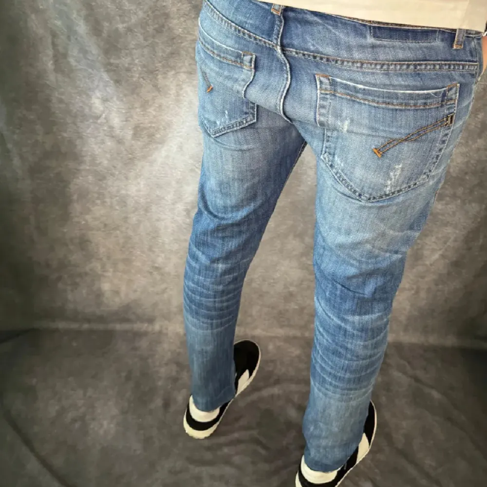 Säljer ett par snygga blå dondup jeans i bra skick. De har coola slitningar som sitter perfekt. Perfekta för både vardag och fest! 🕺. Jeans & Byxor.