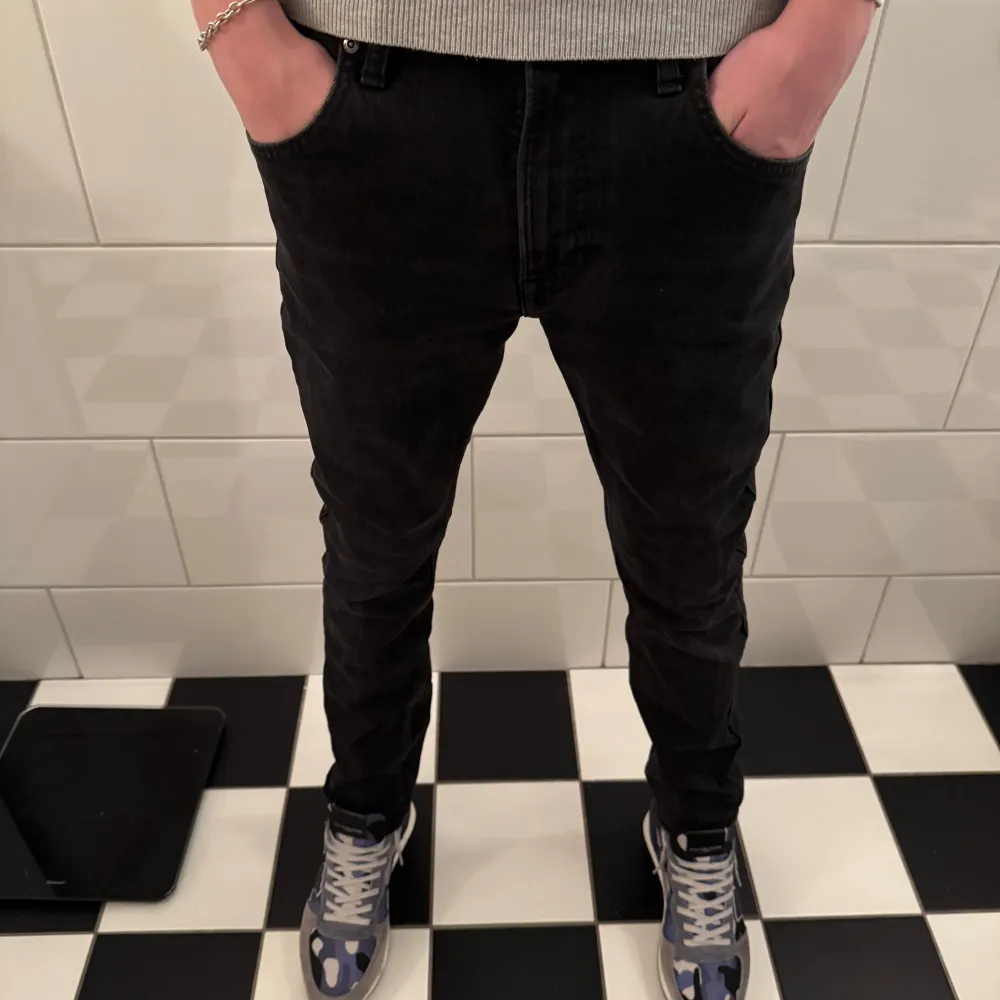 Säljer ett par svarta lee jeans i bra skick. De har en slim passform och är perfekta för både vardag och fest. Modellen är 188cm . Jeans & Byxor.