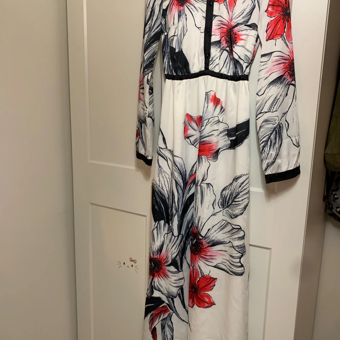 Vit långklänning med blommönster från Annah Hariri