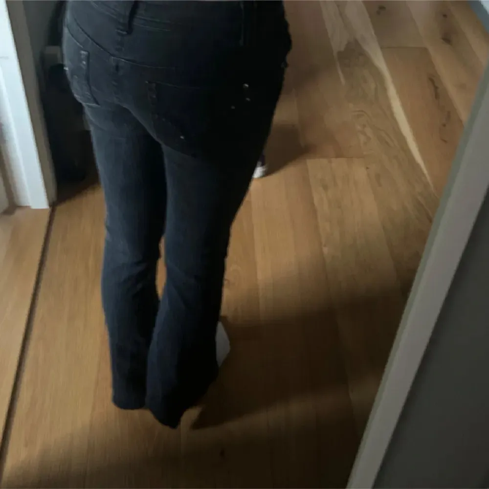 Säljer ett par svarta jeans som inte passar mig. Bilder från förra ägaren. Midjemått 36,5,innebenslängd 77 💞. Jeans & Byxor.