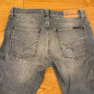 Supersnygga lågmidjade jeans från denimbird. Säljer då de tyvärr inte kommit till användning. De är i storlek 31/34 men skulle mer säga att de är 27/34. Innerbenet är 87 cm och midjan tvärs över är 38 cm💕