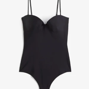 Hm body  - Säljer den populära hm bodyn i storlek 80b. Helt oanvänd med prislapp kvar! Den är helt slutsåld och är sååå snygg!!❤️