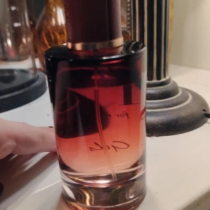 Edt från VanGils - Säljer edt Van Gils ca. 85% kvar av 100ml flaska.The seductive top of the fragrance continues with the power of distinctive spices of cardamom and pink pepper. To bring some fruitiness to the top, the fragrance unites its warm and spicy accords with juicy raspberry  Utsökt doft blandning patchouli doft, som sitter i mer som parfym än Edt. Skulle jag säga