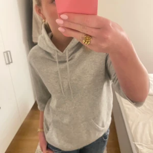 Hoodie  - Super snygg hoodie som har avklippta ärmar och nedre kant vilket gör att den får en väldigt cool passform🥰🥰 