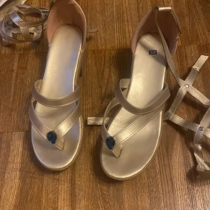 Nilou skor - Dessa köpte jag och det fanns inte min storlek så jag fick 39:or. De passar inte men är väldigt bekväma och fina.