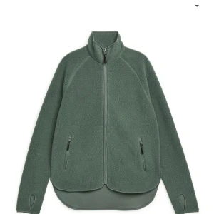 Arket grön fleece XS - Mossgrön fleecejacka från Arket i mycket bra skick. Den har en dragkedja framtill, fickor med dragkedjor och långa ärmar med tumhål. Storlek XS. Kan skickas mot fraktkostnad eller hämtas upp i centrala Stockholm.