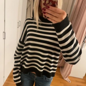 Randig svartvit tröja - Säljer en superfin randig tröja i svart och vitt. Den har en avslappnad passform och långa ärmar, perfekt för en chill dag. Materialet känns mjukt och skönt mot huden. Passar perfekt till jeans eller kjol för en casual look. 🖤🤍