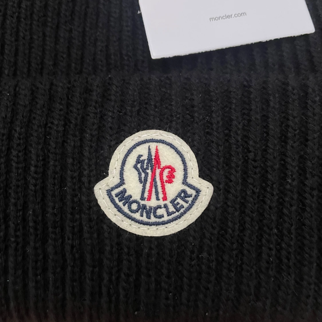 Svart stickad mössa från Moncler - 90