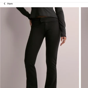 Svarta kostymbyxor från Nelly - Snygga svarta kostym byxor från Nelly i storlek XS. De har en tight passform. Byxorna är i mycket bra skick och har en stilren design som passar till det mesta. Perfekta för höst och vinter!