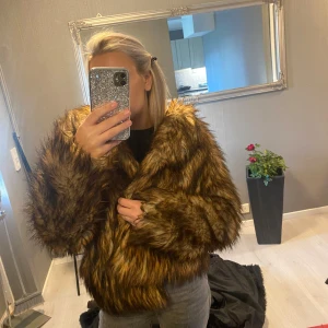 Brun pälsjacka - Säljer en supercool brun pälsjacka som är perfekt för höst och vinter. Den är fluffig och varm med långa ärmar och en snygg oversized passform. Perfekt för att hålla stilen när det blir kallt ute! 🐻