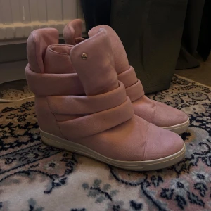 Snygga trendiga skor - Super snygga Isabel markant liknande skor med kilklackar❣️lite smutsiga sulor men i bra skick och går lätt att göra rent💕