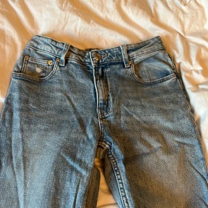 Blå jeans i bra skick - Säljer ett par klassiska blå jeans i bra skick. Jag säljer dem för att de är för små men annars vi väldigt bra skick 