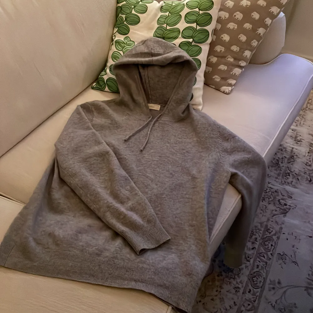 Säljer en supermjuk och bekväm grå hoodie från Sayless i cashmere. Perfekt för kyliga dagar när du vill vara både stilren och varm. Den har en klassisk passform med långa ärmar och en praktisk huva med snören. Passar perfekt till både jeans och mysbyxor! Knappast använd, sparsamt använd. Inga defekter. Kontakta mig i DM vid frågor!. Tröjor & Koftor.