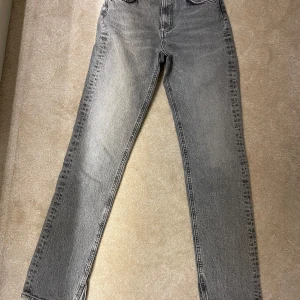 Grå jeans i mid waist - Säljer ett par grå jeansbyxor i mycket bra skick. De har en klassisk straight passform och är mid waist. Perfekta för både vardag och fest! 🖤