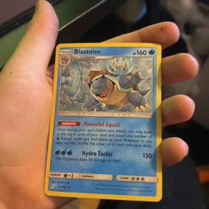 Pokemon kort blastoise - Det här är ett Pokémon-kort med Blastoise. Kortet har en blå kant och visar Blastoise i en kraftfull pose. Kortet är en del av en samling och är i gott skick. Ny pris 100
