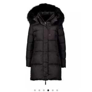 Cedrico Stella  - KAN GÅ NER VID SNABB AFFÄR. Säljer en snygg och varm svart dunjacka med en fluffig pälskrage. Jackan har en lång modell med dragkedja och knappar framtill. Modellen heter Stella storlek M, köpt förra vintern för 8000. Skriv för bilder 
