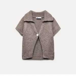 Beige stickad kofta från Zara - Säljer en superfin beige stickad kofta från Zara. Inga defekter och är knappt använd, så i väldigt bra skick💕