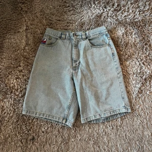Polar Big Boy Shorts - Säljer ett par coola jeansshorts från Polar Big Boy i storlek S. De är ljusblå med OG loggan vid fickan. Skick 9/10. Nypris 1300kr, säljer billigt för att det är vinter nu. Bara att skriva vid frågor! 