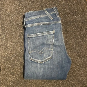 Replay Anbass jeans - Tja! Säljer ett par riktigt feta Replay Anbass jeans. Nypris: 1700❌ mitt pris:399✅ hör av er vid frågor eller funderingar!