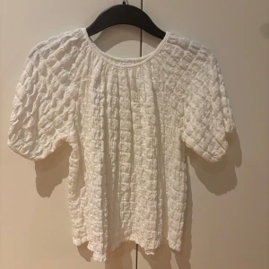 Vit blus från Zara - Säljer en söt vit blus från Zara i storlek 164. Den är använd endast en gång. Passar mig som är 172 och vanligtvis har storlek S❤️