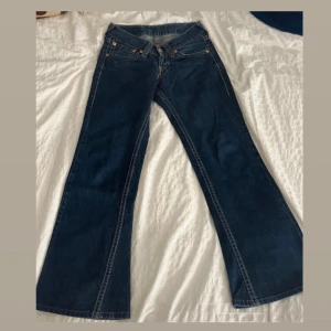 Mörkblå low waist bootcut jeans - Hej!  Säljer snygga Levis jeans som är bootcut (utsvängda) och låg midjade, liknar true religion jeans i modellen😍🎀 Storlek S/M W28 L34 Dom var tyvärr ett misslyckad vinted köp (trodde dom skulle vara en annan färg) satt därför säljer jag vidare!  Det är bara o skriva om mer info behövs!🥰💗  ‼️Jag gör inte retur då jag tycker att det är för krångligt och hade inte vågat riskera att plaggen blev borttappad under resan tillbaka till mig‼️ 