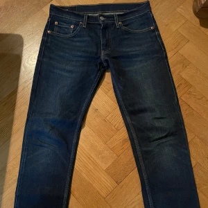 Mörkblå jeans från Levi's - Säljer ett par snygga mörkblå jeans från Levi's i bra skick. Storlek 30 32 och modell 511