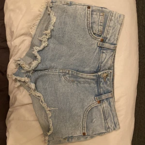 Ljusa jeansshorts med fransar - Säljer ett par ljusa jeansshorts i mycket bra skick. Storlek xs