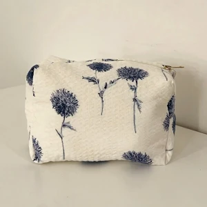 Blommig necässer stor - Denna necessär är i storleken stor och kostar 299 kr exklusive frakt💕💕                                                   Mått: 25x15x15(Obs. Eftersom alla necessärer är handsydda skiljer sig måtten något). 