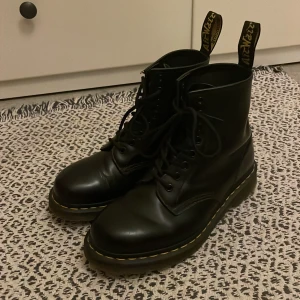 Dr Martens  - Säljer mina Dr Martens i superfin kvalitet då det nog aldrig var riktigt min stil. Skorna är endast använda några fåtal gånger och har endast små tecken på användning. Skriv för fler bilder! Är villig att diskutera pris.