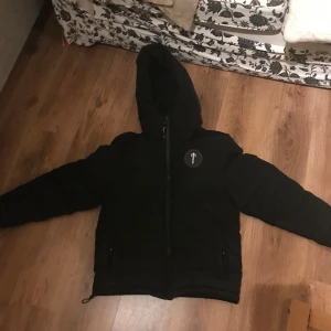 Trapstar jacka - Hej säljer min jacka för den passar inte mig längre. Den är jätte varm rekommenderar en sån Jack som min för det är jätte varm och i bra skick. Kan diskutera priset 